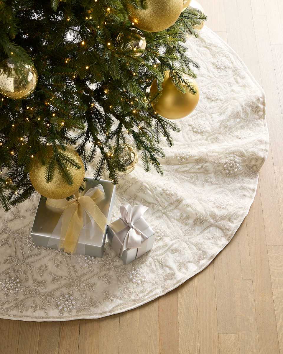 Pearly & Beaded Velvet 60" Tree Skirt